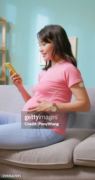 pregnant womam happy use cgm - continuous glucose monitor stock pictures, royalty-free photos & images