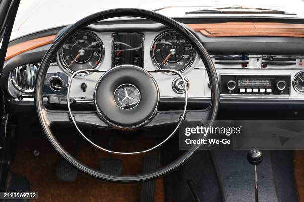 dashboard of a mercedes-benz mercedes 220 se cabriolet (w 111 / w112, built from 1961 to 1971). - old fashioned lighters stock pictures, royalty-free photos & images
