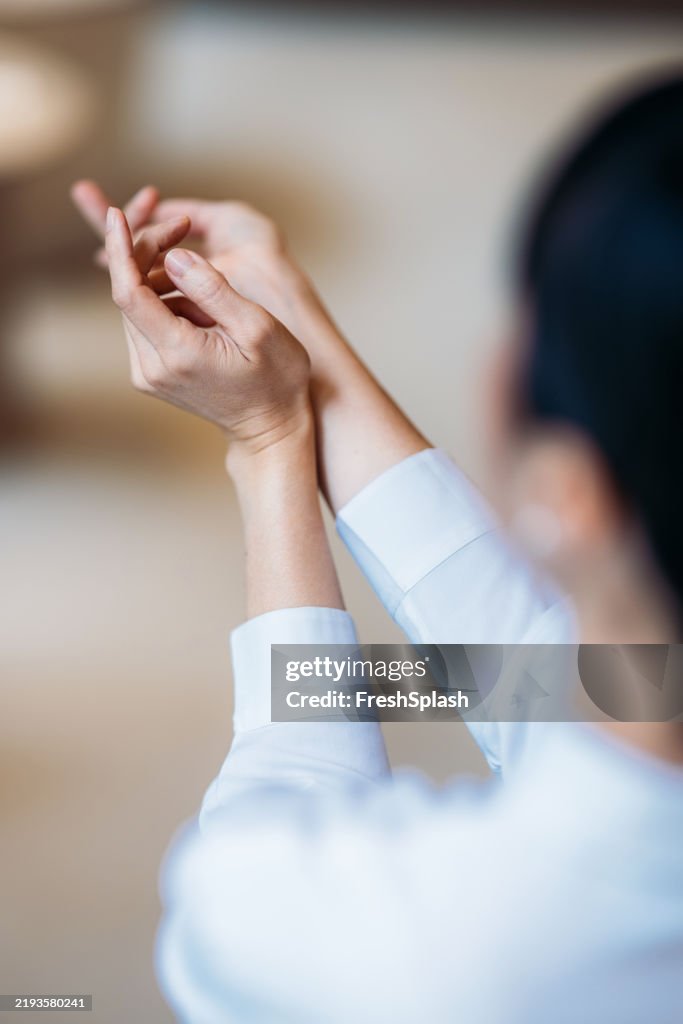 Nahaufnahme von Händen in lässiger Geste vor weichem Lichthintergrund