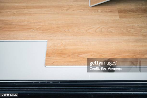 incomplete laminate flooring. laminate flooring is a synthetic floor covering consisting of a particleboard wood base topped by an image layer and a transparent wear layer. - parquet flottant photos et images de collection