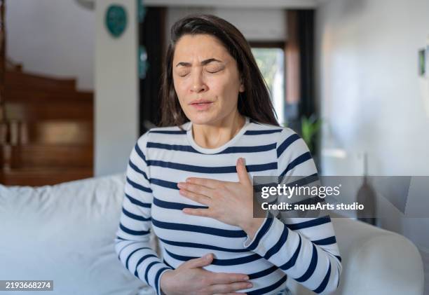 frau schwer atmend mit panikattacke - brechreiz stock-fotos und bilder