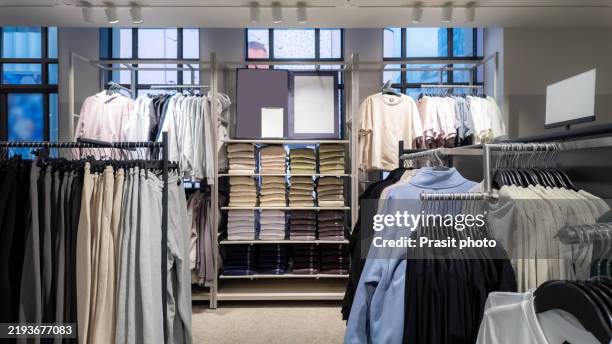 organized clothing display in a modern retail space - kleiderstange stock-fotos und bilder