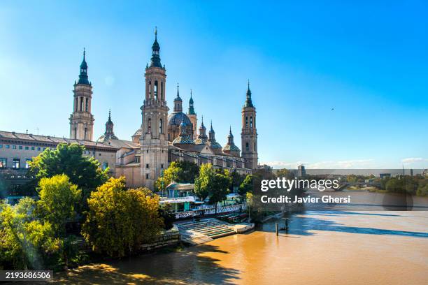 cathedral basilica of our lady of the pillar (catedral basílica de nuestra señora del pilar, 1680) and ebro river. zaragoza, spain. - aragon photos et images de collection