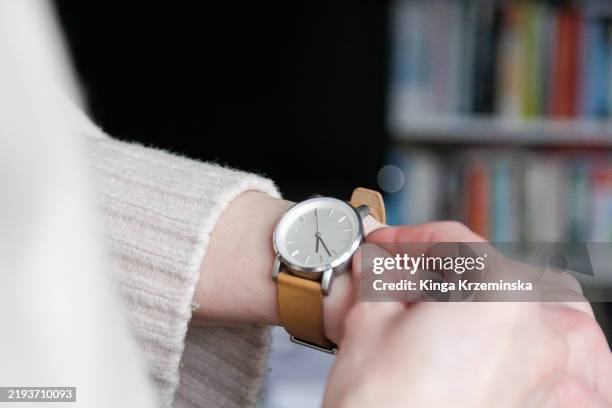 watch - zeitumstellung stock-fotos und bilder