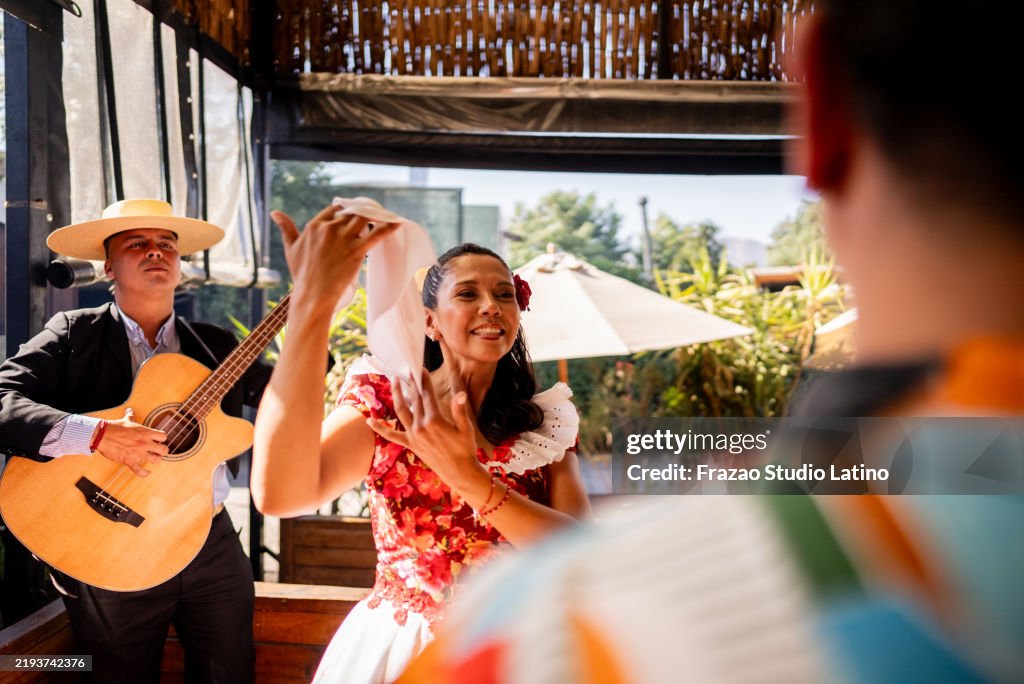 Huasa tanzt bei einer folkloristischen Cueca-Veranstaltung in Chile