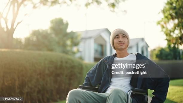homme en fauteuil roulant. - cellule cancéreuse photos et images de collection