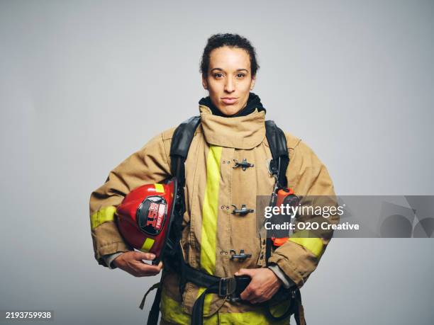 feuerwehrfrau - heldin stock-fotos und bilder