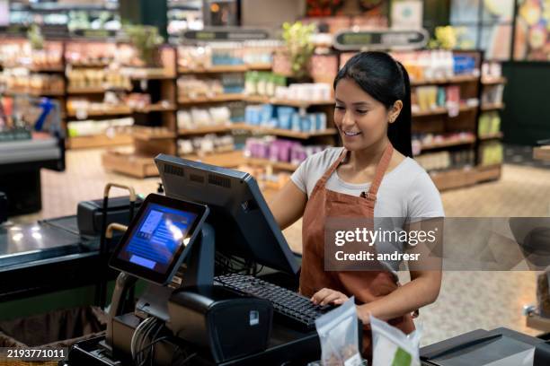 caissière heureuse au supermarché - caisse photos et images de collection