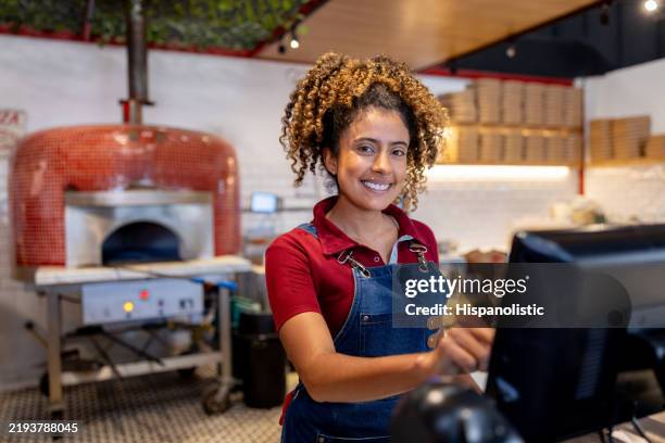 kellnerin, die in einer pizzeria mit der kasse arbeitet - gastronomieberuf stock-fotos und bilder
