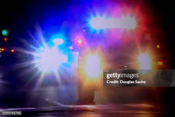 flashing lights on police cars at night - crime concept - ambulance photos et images de collection