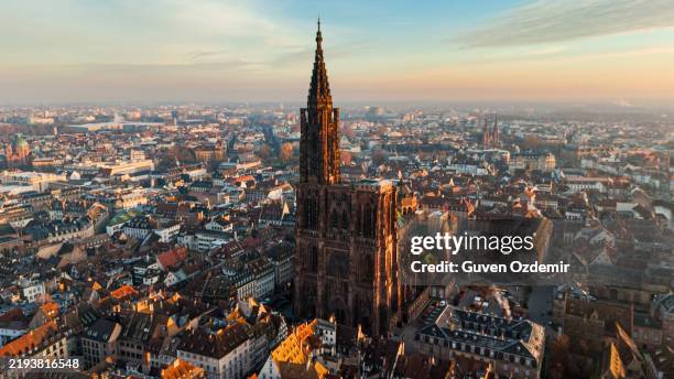 catedral de notre dame de estrasburgo vista aérea del amanecer, catedral de notre dame de estrasburgo durante el amanecer, vista aérea del casco antiguo histórico, monumento de estrasburgo, paisaje urbano aéreo de estrasburgo, arquitectura gótica de e - catedral fotografías e imágenes de stock
