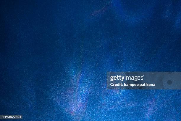 abstract blue light on textured blue background - efeito de luz imagens e fotografias de stock