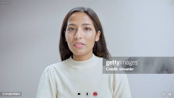 nahaufnahme einer jungen geschäftsfrau, die an einer videokonferenz teilnimmt - augenfarbe stock-fotos und bilder