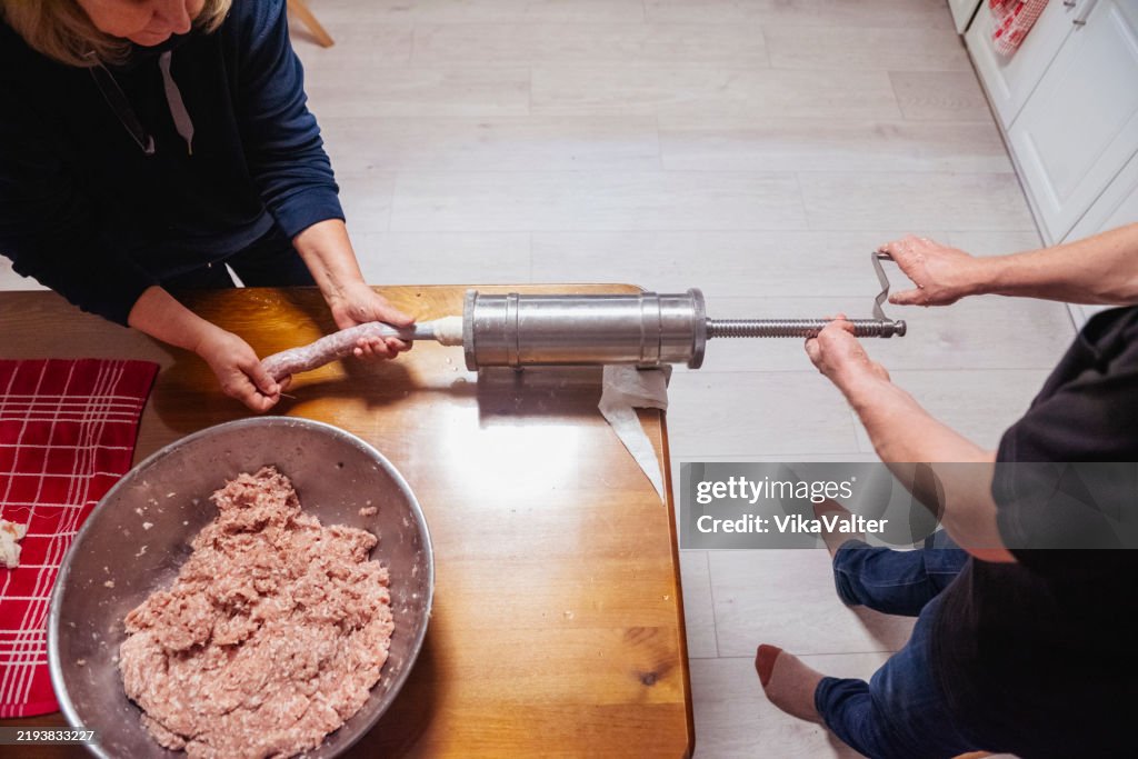 Making a Romanian garlic sausage at home