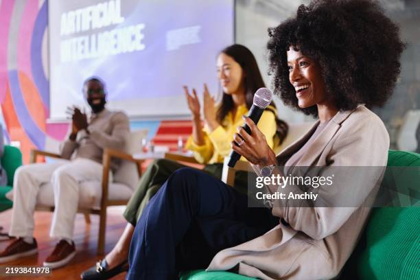 porträt einer frau, die auf einer ki-podiumsdiskussion spricht - ereignis stock-fotos und bilder