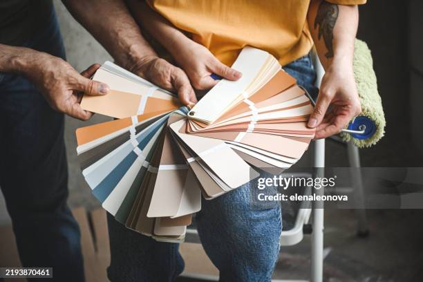 family chooses finishing materials for renovation - amostra de cor imagens e fotografias de stock