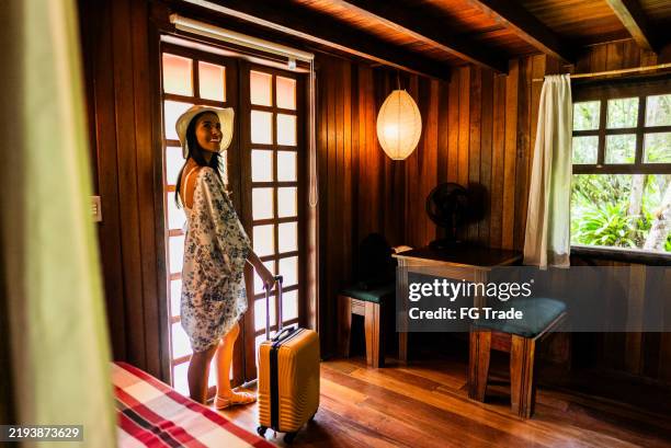 joven turista que llega a la posada - hotel rural fotografías e imágenes de stock