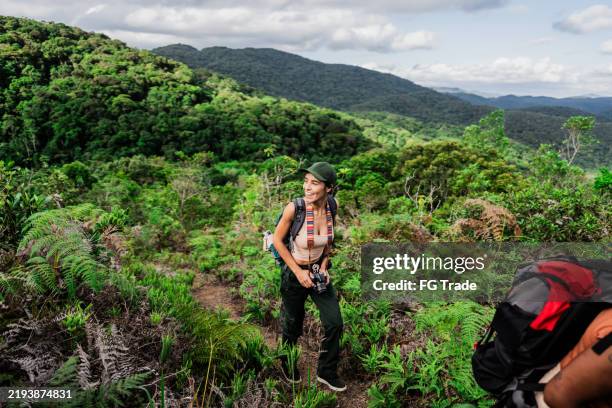jeune femme touriste faisant de la randonnée avec des amis - terrasse panoramique photos et images de collection
