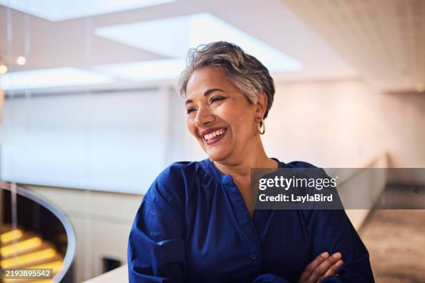 confident woman's radiant smile - top peça de roupa imagens e fotografias de stock