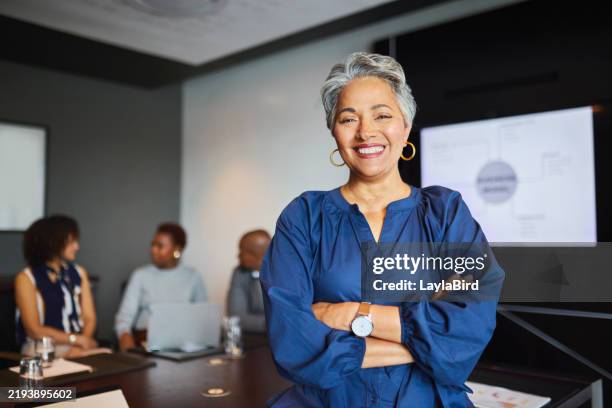 líder seguro en las reuniones de la sala de juntas - líder fotografías e imágenes de stock