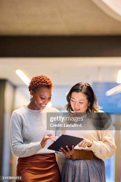 focused collaboration - leadership development vertical stock pictures, royalty-free photos & images
