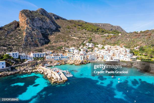 iconico villaggio di pescatori dell'isola di levanzo, sicilia - sicilia foto e immagini stock