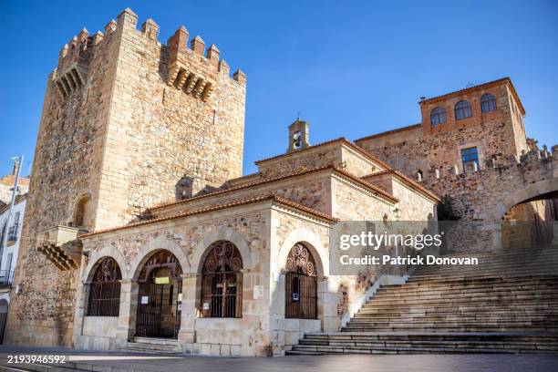 torre de bujaco, caceres, spain - distrito histórico imagens e fotografias de stock