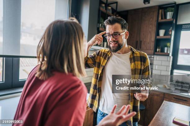 dispute entre garçons et filles dans la cuisine. - se disputer photos et images de collection