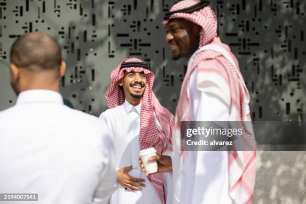 groupe d’hommes saoudiens se réunissant en plein air - culture saoudienne photos et images de collection