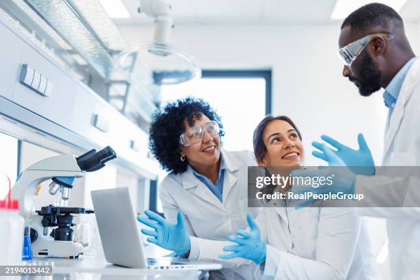 scienziati che discutono delle loro ricerche in laboratorio - laboratorio medico foto e immagini stock