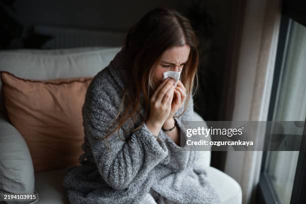 ich muss etwas für diesen husten bekommen - grippevirus stock-fotos und bilder