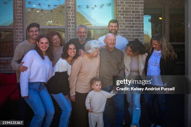 familia multigeneracional de 11 se reúne para la foto familiar en el patio trasero - fotografia fotografías e imágenes de stock