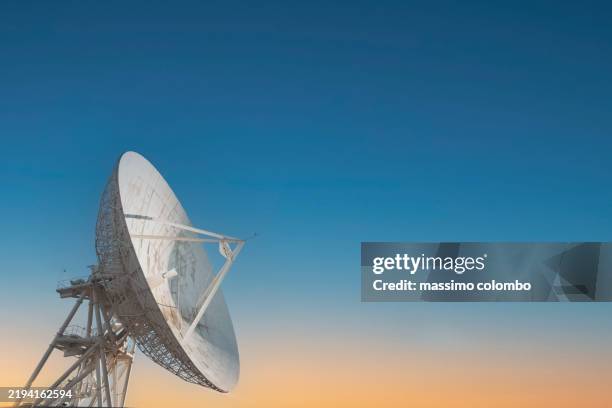 minimalist satellite structure under a brilliant sky - radio telescope stock pictures, royalty-free photos & images