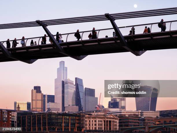pedestrian bridge over london city skyline - passerelle pont photos et images de collection