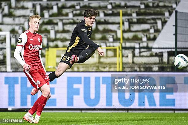 Westerlo's Jordan Bos takes a shot in front of Antwerp's Zeno Van Den Bosch during the Belgian Pro League football match between Royal Antwerp FC and...