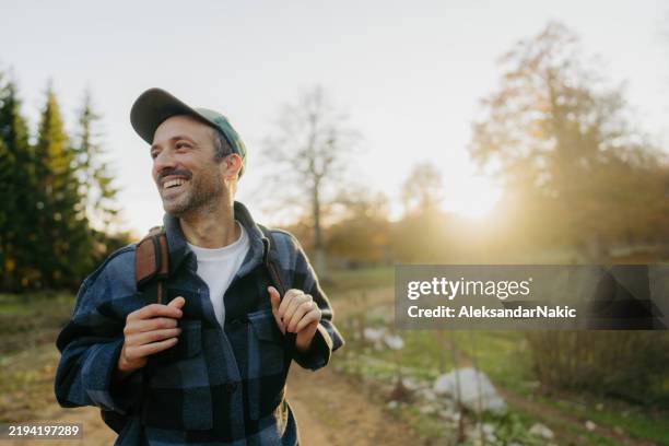 portrait of a mid adult male hiker - uomini foto e immagini stock