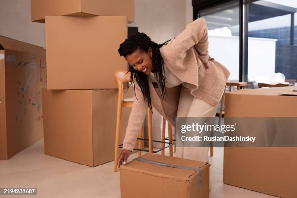 anstrengung beim heben einer kiste. - box lifting technique stock-fotos und bilder