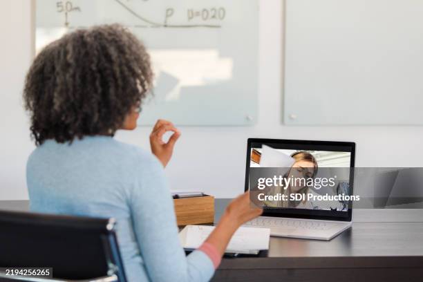 online counseling session: virtual therapy meeting on laptop - online therapy stock pictures, royalty-free photos & images