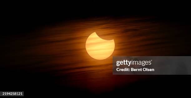 partial solar eclipse - solar eclipse stock pictures, royalty-free photos & images