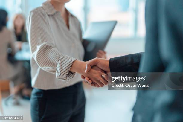 handshake for successful partnership and business agreement - hände schütteln stock-fotos und bilder