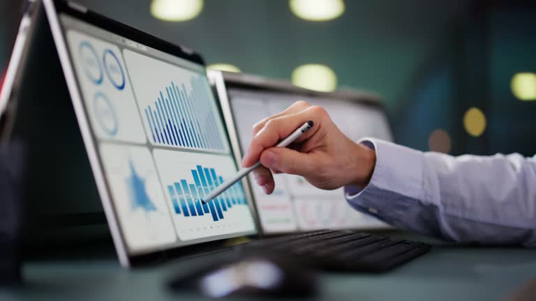 https://media.gettyimages.com/id/2194297451/video/data-analyst-using-data-analytics-kpi.jpg?b=1&s=640x640&k=20&c=rVbjpfcpKxr5cD_tKxiBind127noWS-F6jHmyVXPITI=
