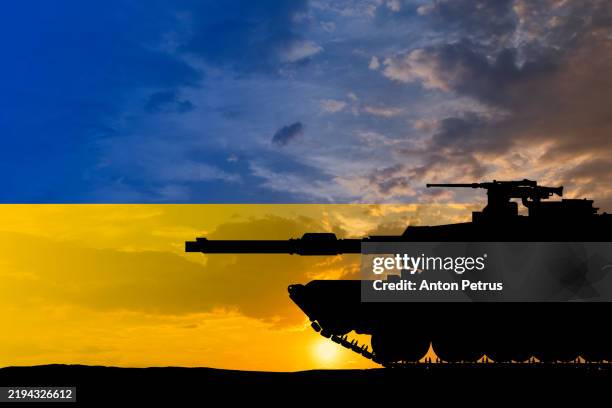 tank on the background of the ukrainian flag - oorlog stockfoto's en -beelden