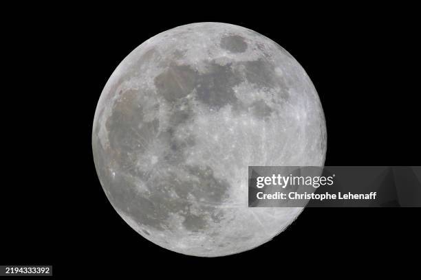 the full wolf moon of january 2025 in high definition - maan stockfoto's en -beelden