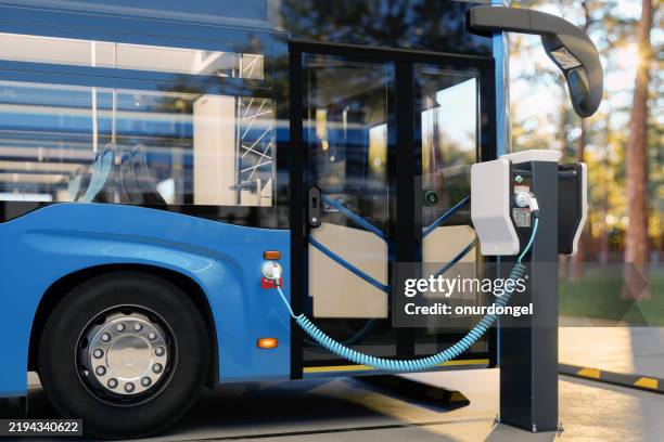 concepto de energía limpia. primer plano de la carga del autobús eléctrico en la estación de carga - cable de conducción eléctrica fotografías e imágenes de stock