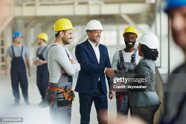 greeting at construction site! - bauingenieur stock-fotos und bilder