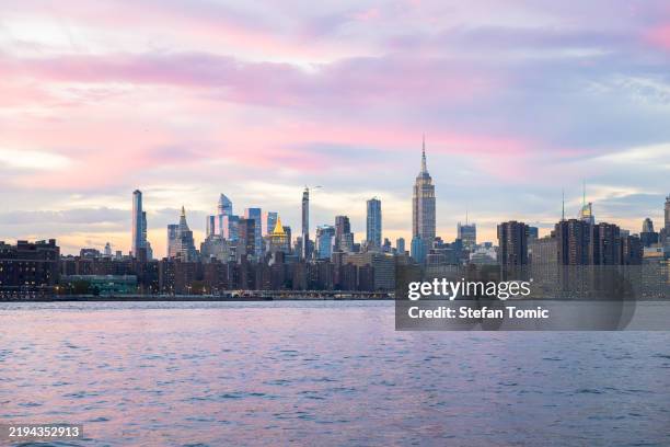 new york rising over hudson river during sunset - midtown manhattan skyline stock pictures, royalty-free photos & images
