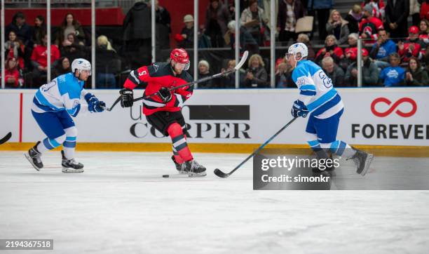 intensives eishockeyspiel in aktion - verteidiger eishockey stock-fotos und bilder
