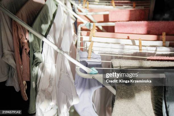 laundry - ropa tendida fotografías e imágenes de stock