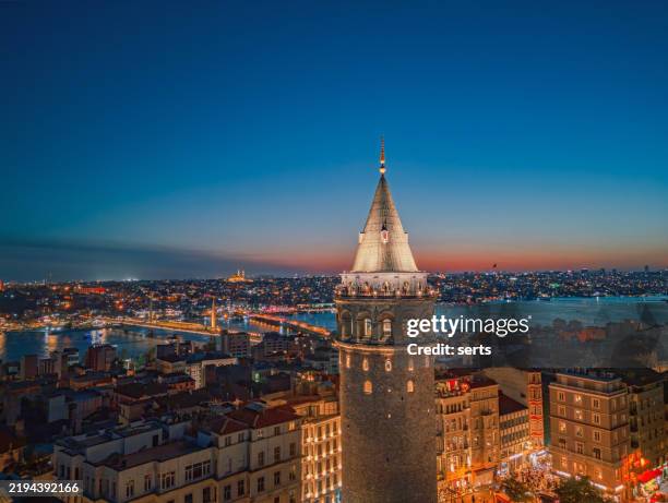 galata-turm mit galata-brücke, süleymaniye-moschee und feuerturm bei nacht in istanbul, türkiye - bosporus bucht goldenes horn istanbul stock-fotos und bilder