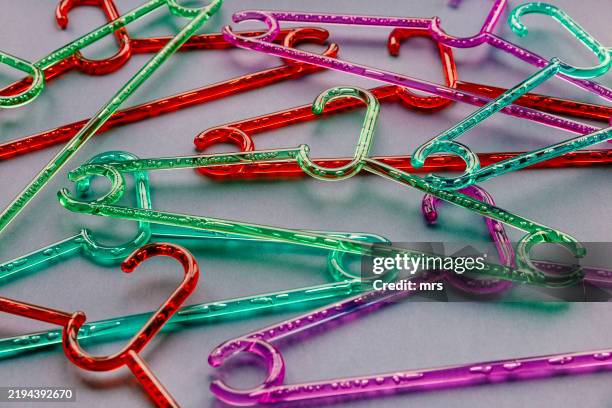 colourful hangers - cintre photos et images de collection